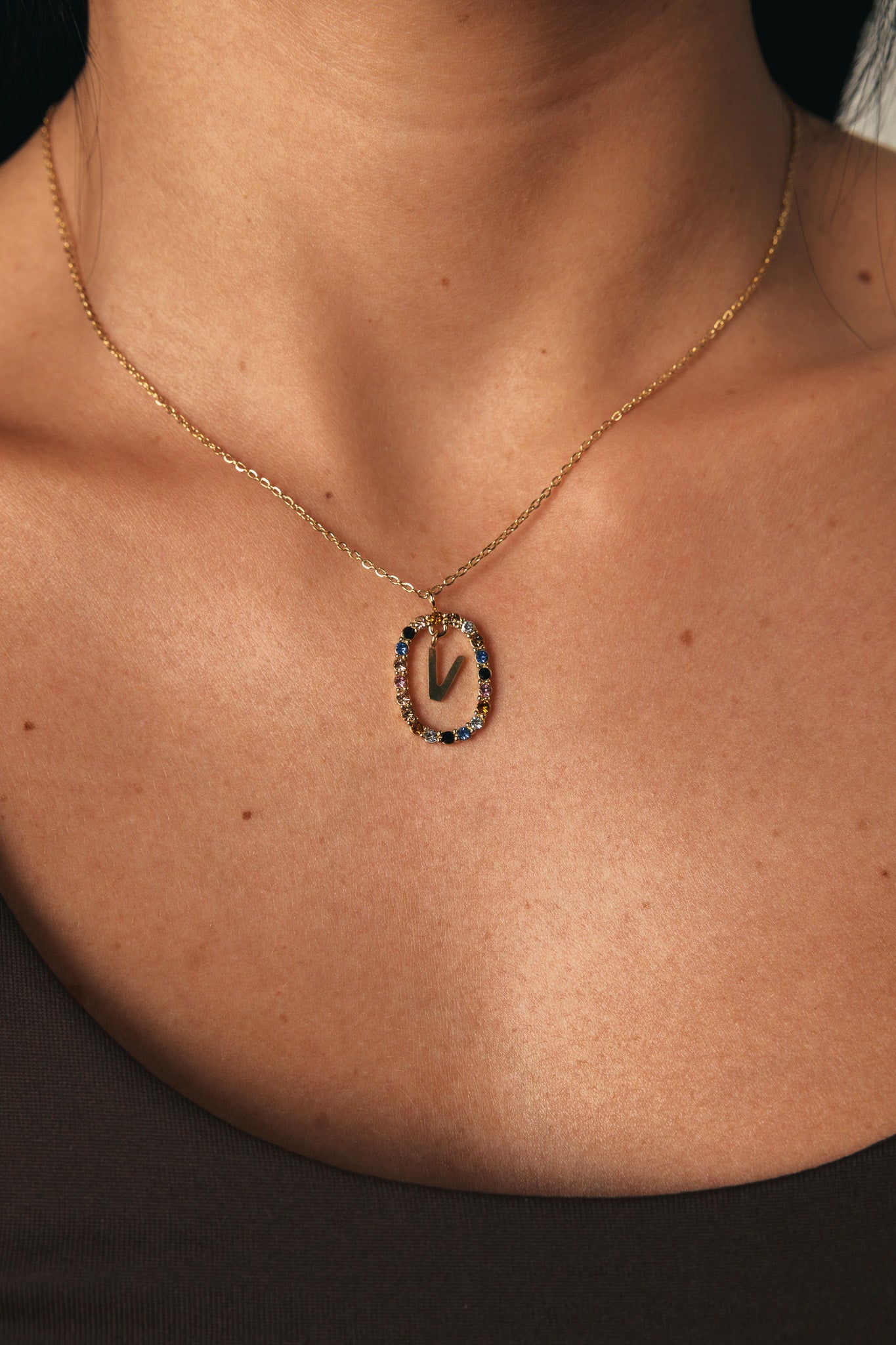 COLLANA CON LETTERA V