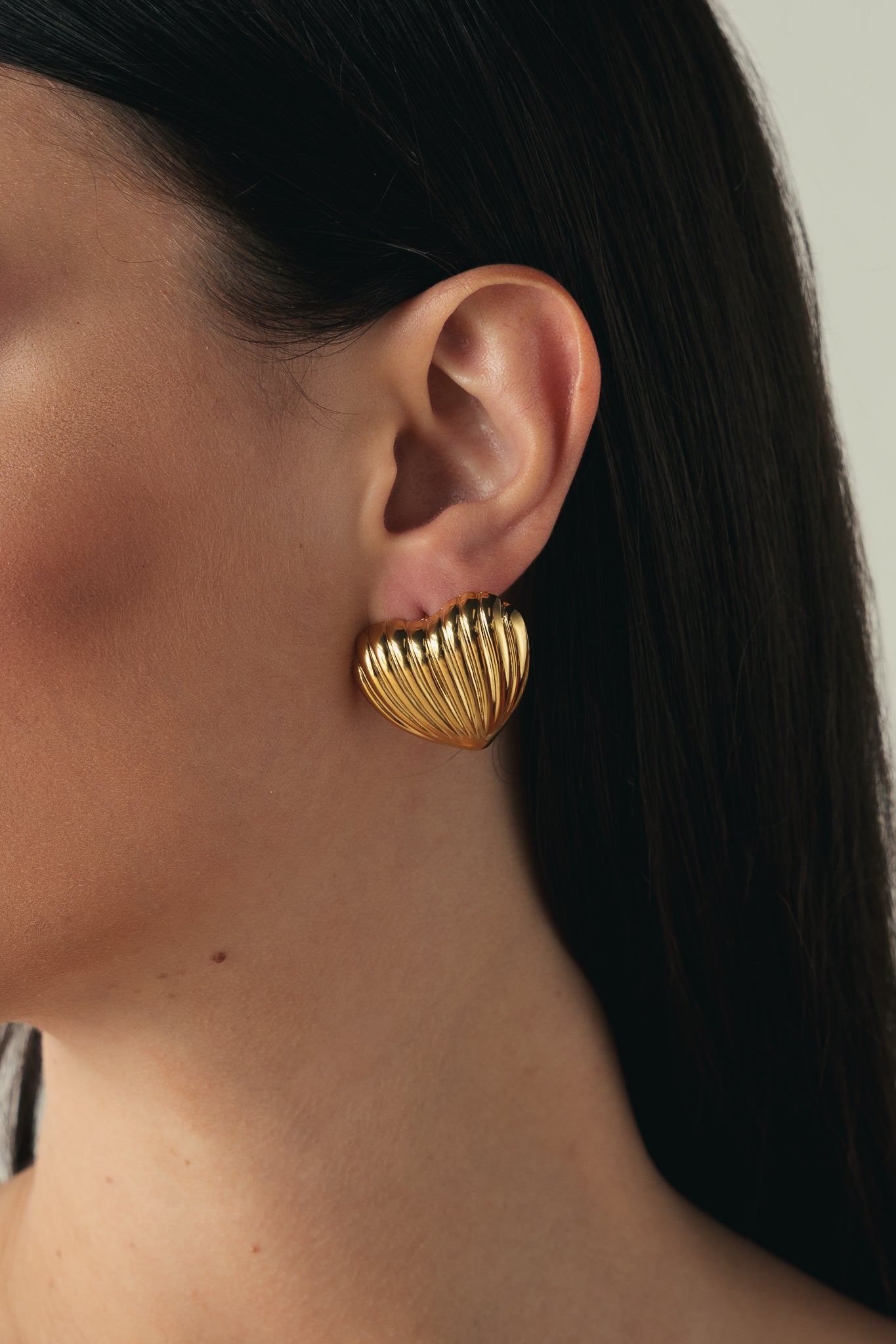 COPPIA ORECCHINI A CUORE CON TEXTURE CONCHIGLIA